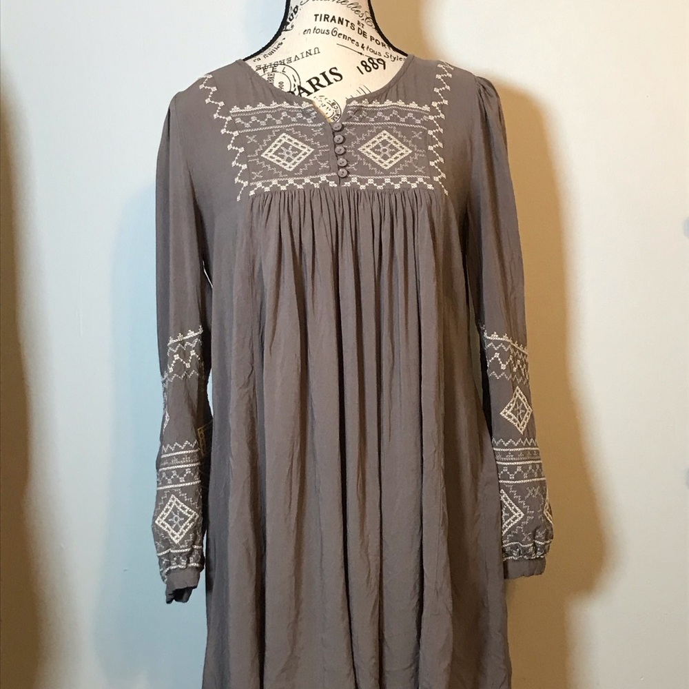 MONORENO EMBROIDERED HI-LO LIGHTWEIGHT SMOCK TOP  TAUPE SZ SMALL 100% RAYON